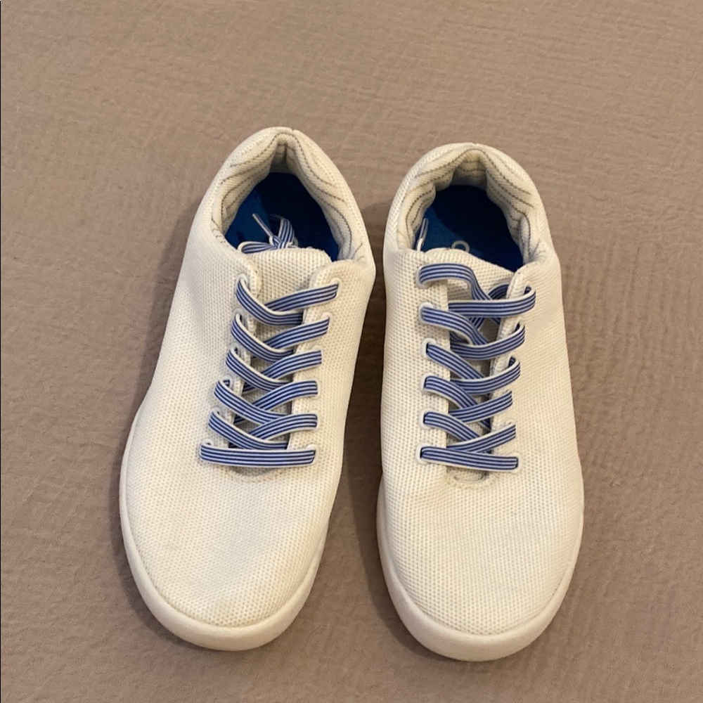Atoms White Sneakers with Blue Laces. Model 000 Size 7.25